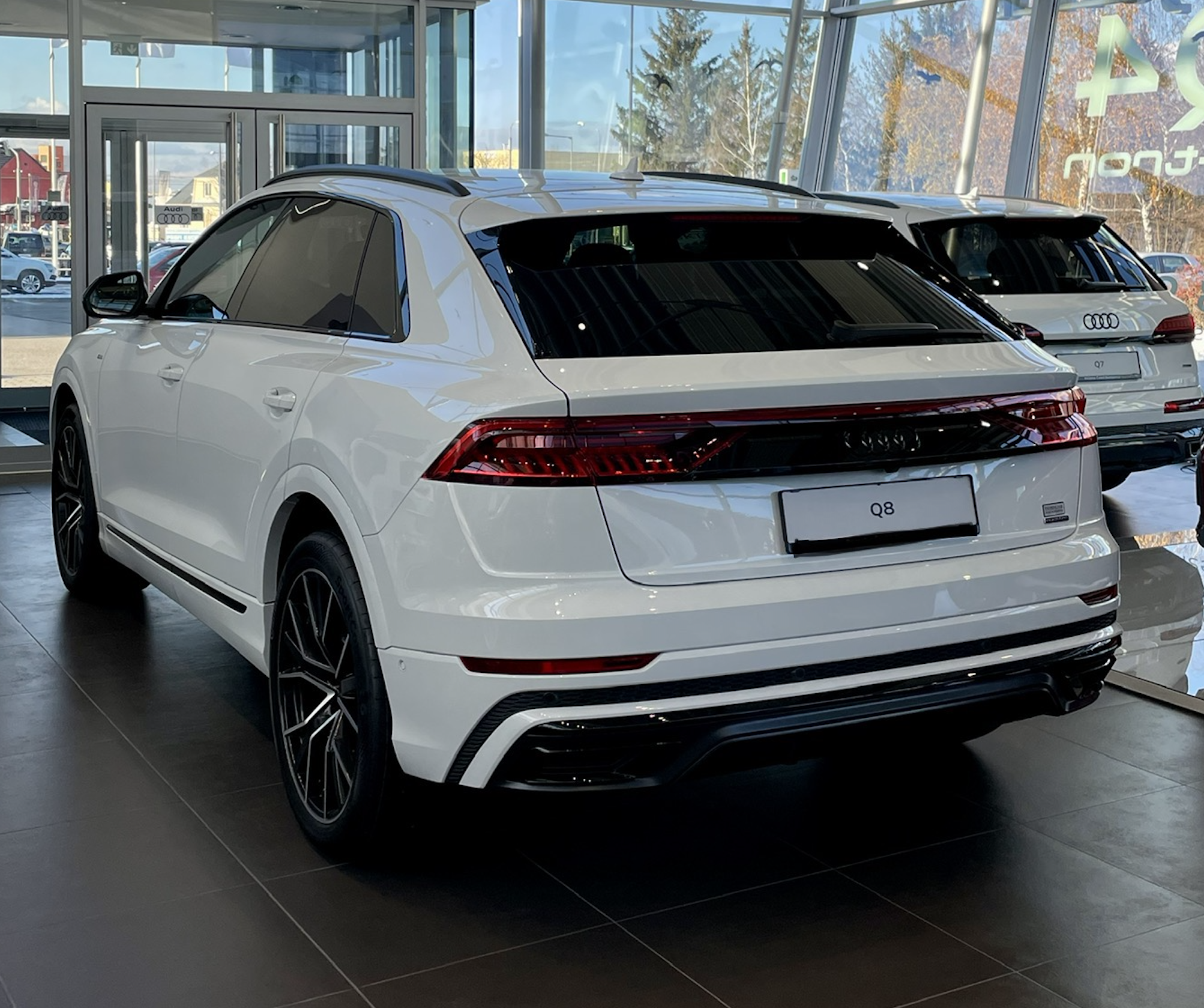 Audi Q8 55 TFSI quattro tiptronic Sline | nové auto skladem | sportovní benzínové suv coupé | super cena 2.039.000,- Kč bez DPH | více info a nákup online na AUTOiBUY.com